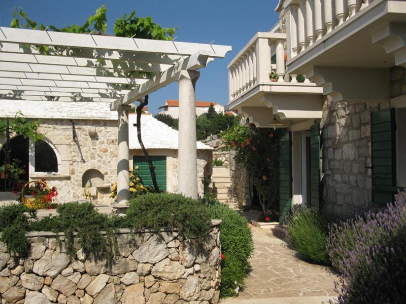 Apartments Nejasmic - Little House For Peaceful And Domestic Vacation ボル エクステリア 写真